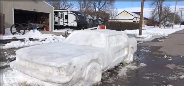 Ford Mustang aus Schnee. Quelle: Youtube Screenshot