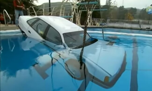 Auto im Pool. Quelle: Youtube Screenshot