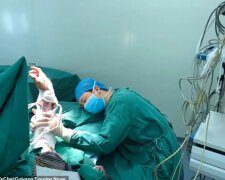 Das Foto eines am Operationstisch schlafenden Chirurgen ist viral geworden