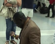Nach langer Trennung: Mann weinte auf Knien am Flughafen, als er seine Familie wiedersah