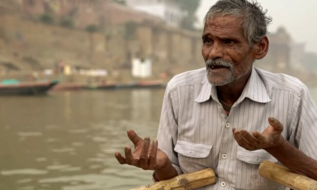 Ein lokaler Fischer spricht mit einem Journalisten