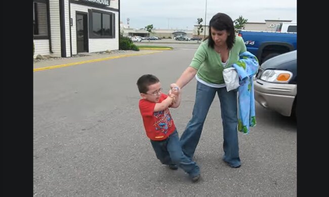 Eine Mutter und ihr 5-jähriger Sohn aus einem Restaurant geworfen. Quelle: Youtube Screenshot