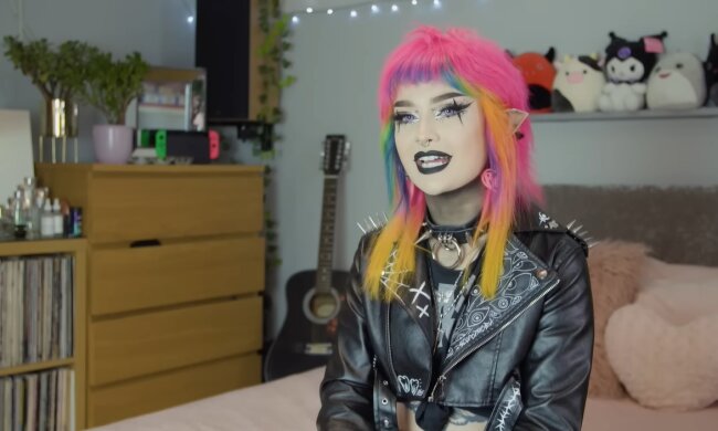 Die Reise einer Frau mit rosa Haaren und Elfenohren. Quelle: Youtube Screenshot