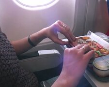 Eine Flugreisende berichtete von ihrer negativen Erfahrung. Quelle: Screenshot YouTube