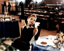 Die Geschichte von Audrey Hepburns legendärem schwarzen Kleid von Breakfast at Tiffany’s