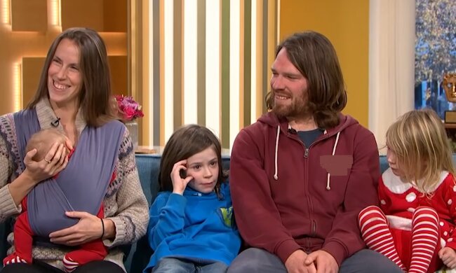 Adele und Matt Allen mit ihren Kindern. Quelle: YouTube Screenshot