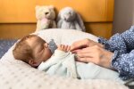 Lebensechte Babypuppe sorgt für Staunen. Quelle: Youtube Screenshot