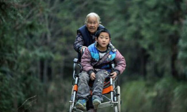 "Solange ich die Kraft dafür habe": eine 76-jährige Großmutter geht für ihren Enkel jeden Tag 24 Kilometer zu Fuß