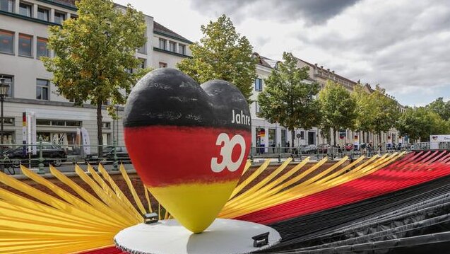 Dreißig Jahre nach der Wiedervereinigung Deutschlands ist die Wirtschaft im Osten erheblich gewachsen, erreicht aber noch nicht das Westniveau