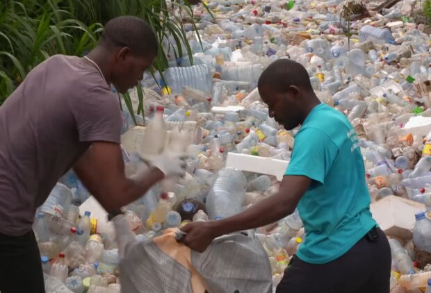 Sorge für die Umwelt: Der Mann hat eine Möglichkeit erfunden, Plastikflaschen zu verwenden, die das Wasser verschmutzen