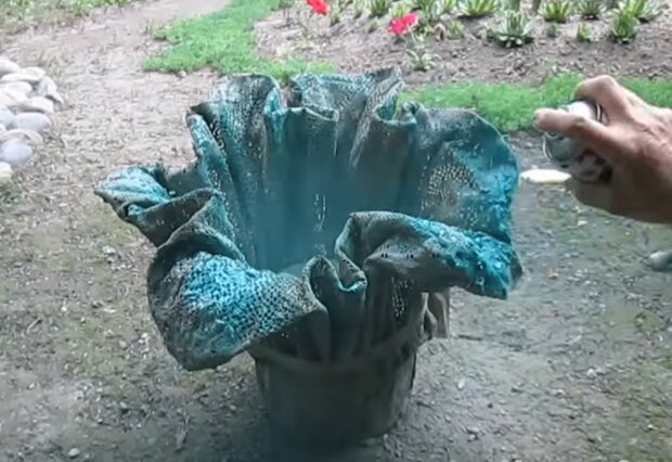 Vase aus Handtüchern und Zement. Quelle: Screenshot Youtube