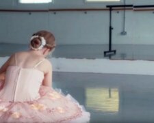 Die dreizehnjährige Ballerina tanzt trotz Beinproblemen weiter
