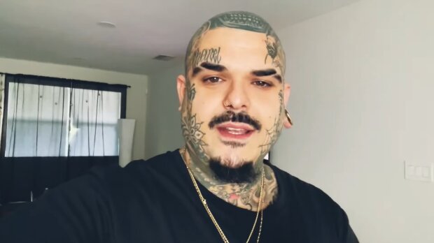 Ein Mann mit vielen Tattoos. Quelle: Youtube Screenshot