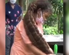 Frau hat 20 Jahre lang ihre Haare nicht gewaschen. Quelle: Screenshot Youtube