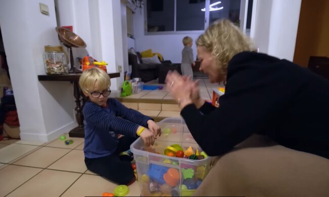 Zwischen Liebe und Erschöpfung. Quelle: Youtube Screenshot