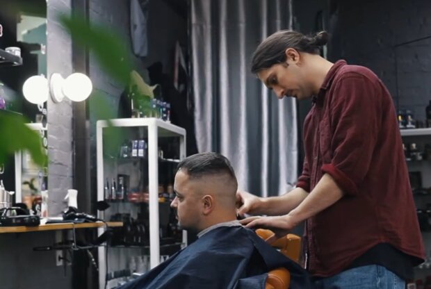 "Friseur bietet stummes Schneiden und Färben" an, wenn Kunden keinen Smalltalk führen wollen