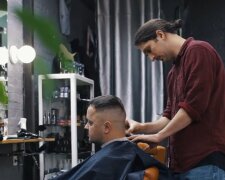 "Friseur bietet stummes Schneiden und Färben" an, wenn Kunden keinen Smalltalk führen wollen