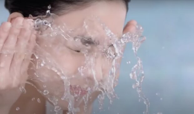Gesichtswaschen. Quelle: Screenshot YouTube