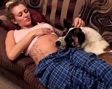 Hund bewacht schwangere Besitzerin. Quelle: Screenshot Youtube