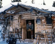 Wie ein Mann seinen Job kündigte, in die wilden Wälder Alaskas ging, ein Haus baute und 30 Jahre lang in völliger Isolation lebte