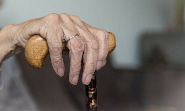 Die Hand einer alten Frau. Quelle: argumenti.com