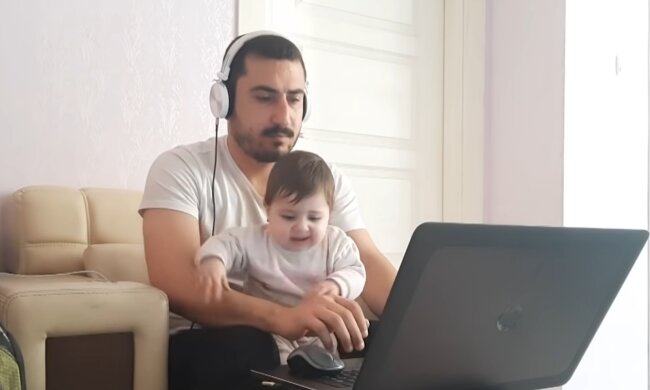 Berufstätige Väter mit Kindern sind heutzutage selten. Quelle: Screenshot YouTube