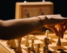 Der Schachzug der Königin: Wie eine echte Schachspielerin, die mit 8 Jahren Turniere gewann, lebt