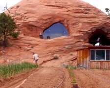 Ein Mann hat ein Vierteljahrhundert damit verbracht, für seine Familie ein Haus in der Höhle zu bauen