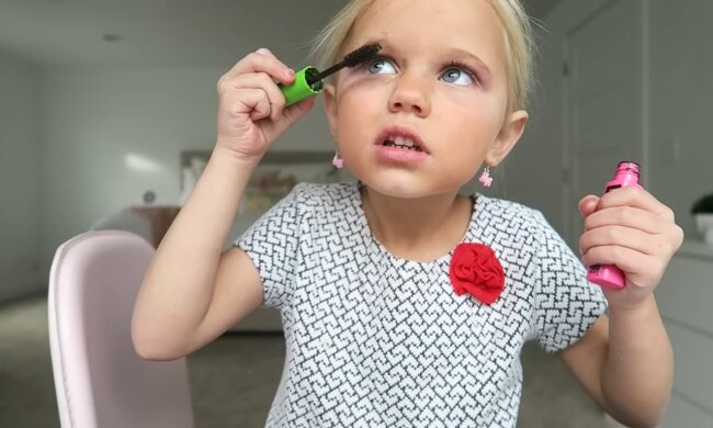 Mädchen und Make-up. Quelle: Youtube Screenshot