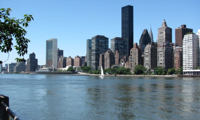Ein Mann beschloss, von seinen Kindern zu fliehen und baute ein Büro am Wasser