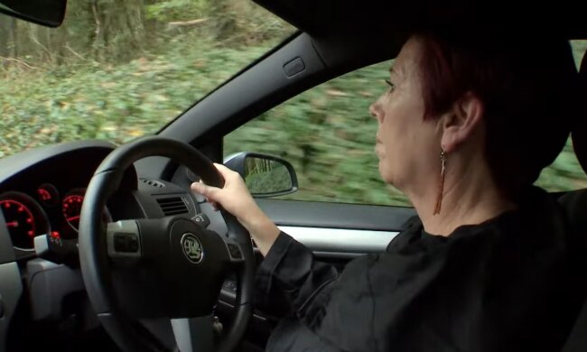 Erfolgreicher Abschluss der Fahrschule mit 55. Quelle: Youtube Screenshot