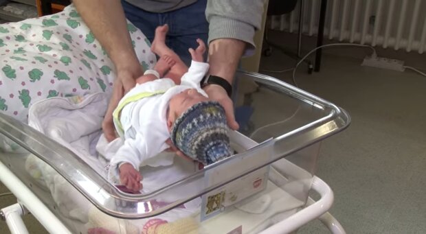 Eine Mutter bedeckte ihren frühgeborenen Sohn für die Nachtzeit mit einem Handschuh: Am Morgen haben die Ärzte die Kraft der Mutterliebe geschätz
