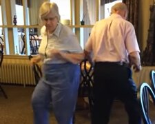 Ein altes Paar hörte im Restaurant ein Lieblingslied und begann zu tanzen