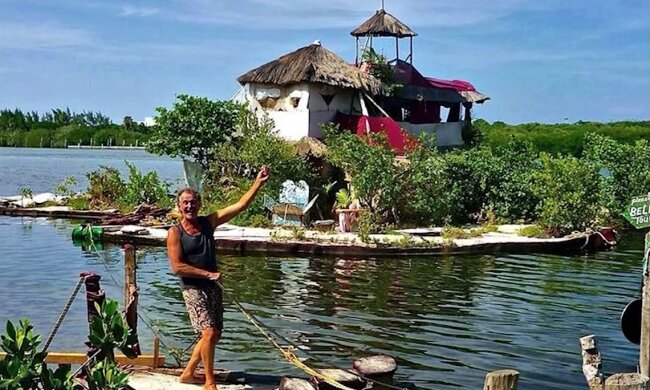 Um Nebenkostenabrechnung zu vermeiden: Ein findiger Mann hat eine Insel aus 150.000 Flaschen gebaut