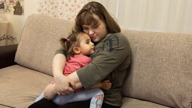 Mutter Victoria knuddelt ihre Tochter Milana. Quelle: www. goodhouse.сom