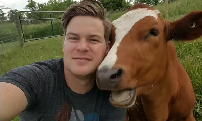 Gerettete Kuh mit dem Besitzer. Quelle: Youtube Screenshot