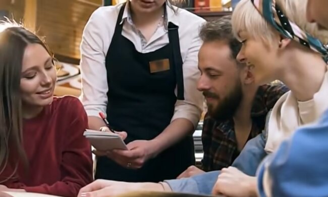 Eine Kellnerin teilte ihre Probleme mit den Gästen des Cafés und sie gaben ihr ein Geschenk