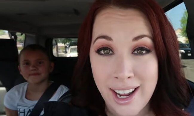 Lindsay und ihre Tochter. Quelle: YouTube Screenshot
