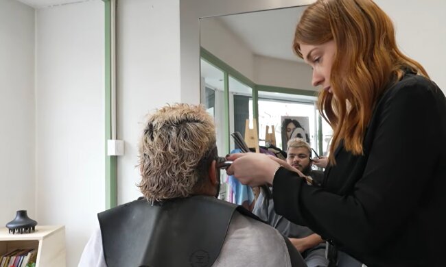Friseurin erlebt neuen Trend. Quelle: Youtube Screenshot