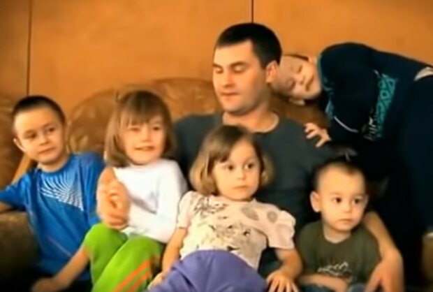 Ein Vater mit vielen Kindern: wie ein Mann lebt, der im Jahr 2011 sechs Kinder adoptierte