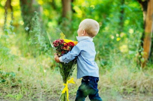 Er liebt Mama: ein Junge mit einem Rosenstrauß, der zum Sohn des Jahres ernannt wurde