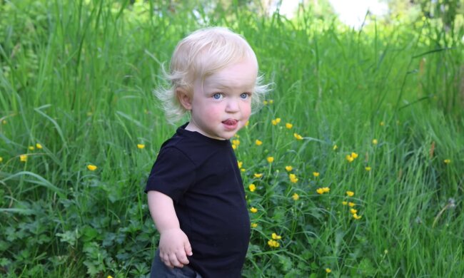 Ein exklusiver erster Haarschnitt. Quelle: Youtube Screenshot