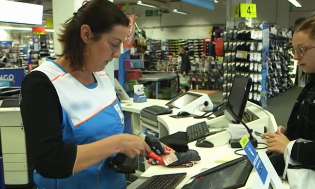 Der Alltag einer 36-jährigen Kassiererin. Quelle: Youtube Screenshot