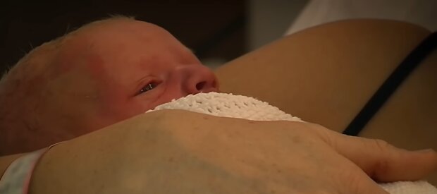 Elke begrüßt mit 45 Jahren ihren Sohn Nethan. Quelle: Youtube Screenshot