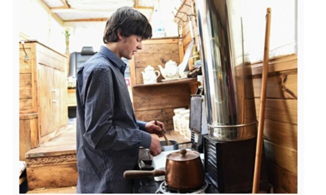 Ein 18-jähriger Junge kaufte einen alten Lastkahn und verwandelte ihn eigenhändig in ein luxuriöses Hausboot