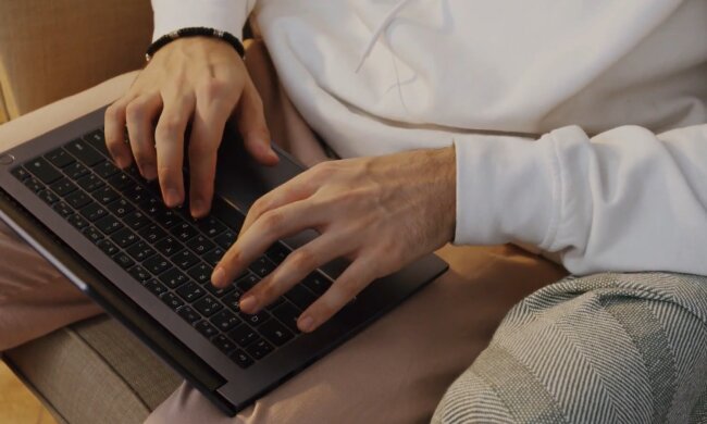 Online-Kauf half einem Mann, seine Verwandten zu finden. Quelle: Screenshot Youtube