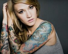Frau mit dem Tattoo. Quelle: Screenshot YouTube