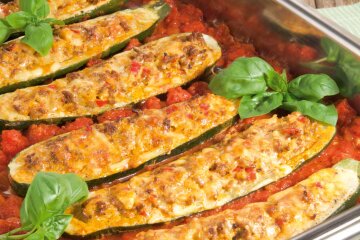 Gefüllte Auberginen mit Käse und Tomaten: ein einfaches Rezept des Vorgerichts