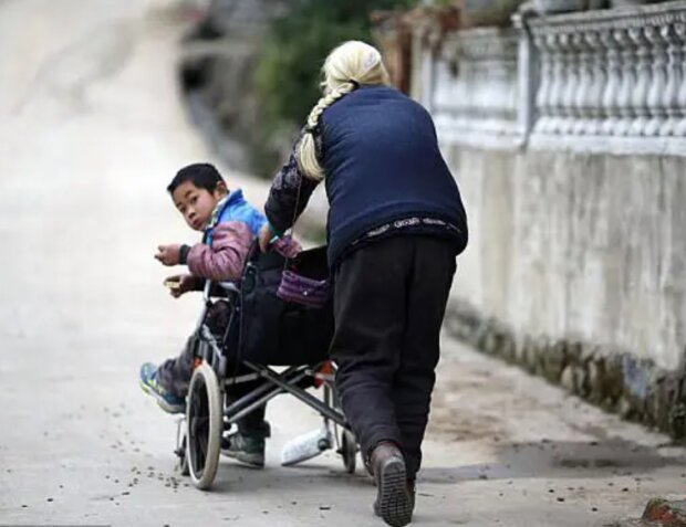 Wissensdurst: Eine 76-jährige Großmutter geht jeden Tag 24 Kilometer zu Fuß, um ihren Enkel zur Schule zu bringen