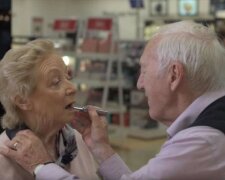 In Krankheit und Gesundheit: die Frau des 84-jährigen Mannes begann, die Sehkraft zu verlieren, und er lernte ihr Make-up zu machen